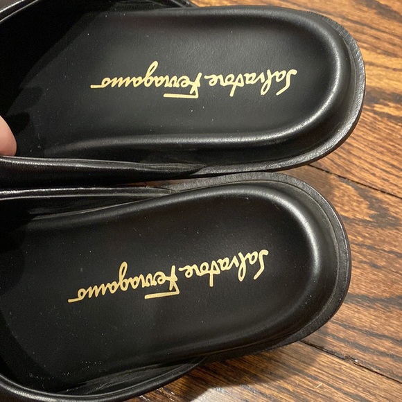 2021 Salvatore Ferragamo, authentic leather bow slides like new size 9.5 - Picture 6 of 7